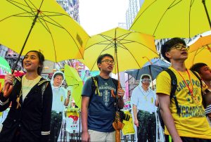 講求批判思考和關心社會發展的通識教育科,令學生不再「政治冷感」,社會議題不難找到青少年的聲音。2014年,不少年輕人嚮應雨傘運動,為爭取普選上街抗爭。