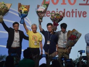 民主黨鄺俊宇(右一)於立法會超級區議會界別取得破紀錄49萬票,成功晉身議會。曾於投票日因「配票過度」而告急的涂謹申(左一)則以萬多票之差險勝王國興,取得超區最後一席。兩人與當選的街工梁耀忠(左二)及早前宣佈棄選的民協何啟明(右二)在台上接受支持者歡呼。