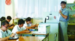 陳健強老師（右）表示，明報教育的電子書提供即時回饋功能，有助教師收集、統計學生的答案，並能夠針對答題「通病」對症下藥。