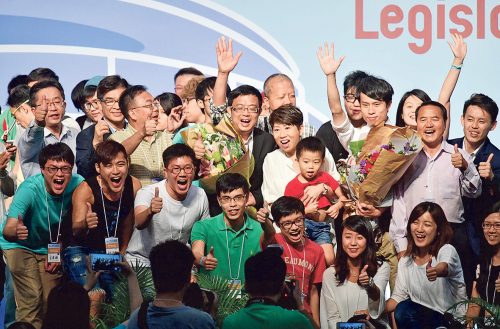 非建制候選人棄選，加上選民自發參與策略性投票，令泛民陣營得以成功保住三個超區議席。