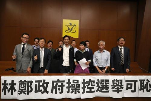 24名民主派立法會議員於12月3日發表聲明,批評政府取消朱凱廸(前排左三)參選鄉郊代表選舉資格,是隨意劃「紅線」,對此表示極度憤怒及最強烈譴責。