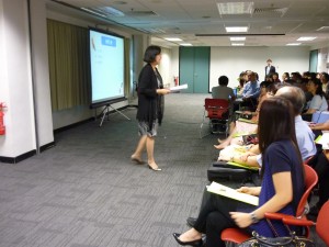 「閱讀版圖」作者龔蒙合心女士向與會老師分享學習古文的心得和樂趣