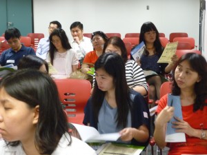 老師專心聆聽講者介紹 如應用成語，提高品學鑑賞、思考、寫作能力