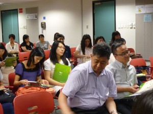 老師專心聆聽講者解說閱讀地雷陣