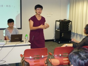 明報教育產品策劃經理陳翠賢女士向與會者介紹iRead閱讀文化平台