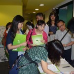 講座結束後，參加者踴躍留下聯絡資料