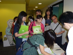 講座結束後，參加者踴躍留下聯絡資料