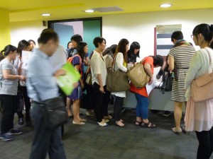 講座開始前，參加者到場登記