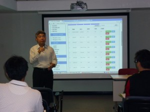 明報教育產品經理陳國樑先生向與會者介紹及示範Native Apps推送及短訊服務