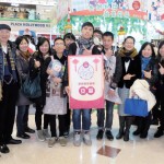 家長積極參與「趁墟做老闆」活動，見證子女的努力，林校監( 左二)、羅校長( 右五)
也到場支持。
